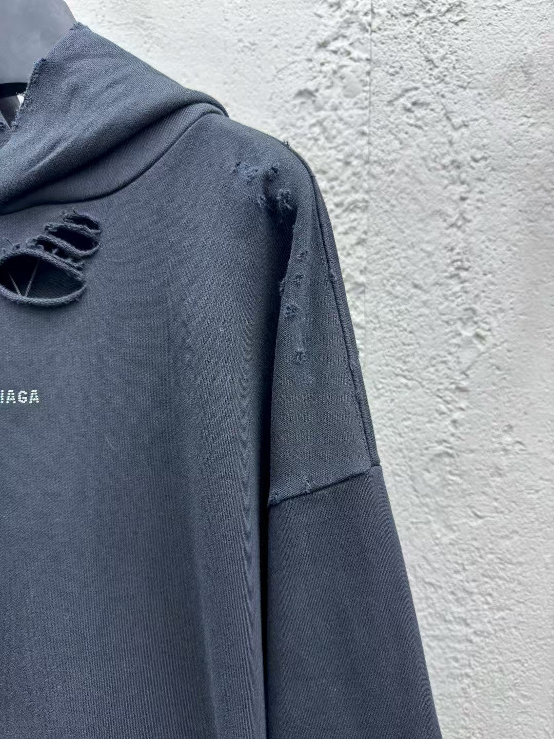 Hot stamping hooded sweatshirt with holes