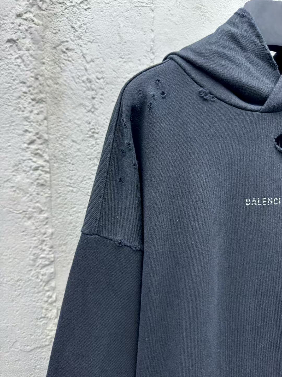 Hot stamping hooded sweatshirt with holes