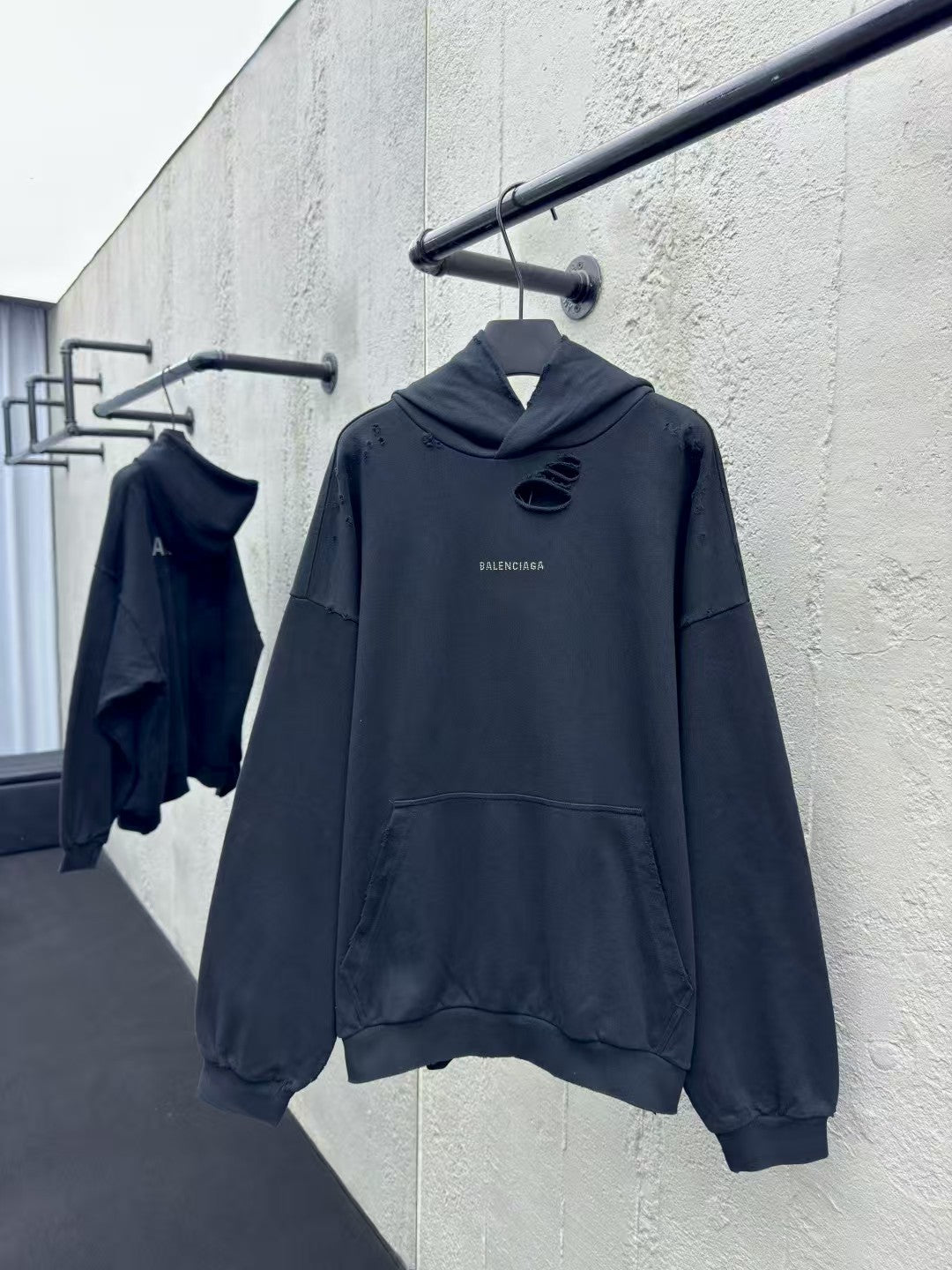 Hot stamping hooded sweatshirt with holes