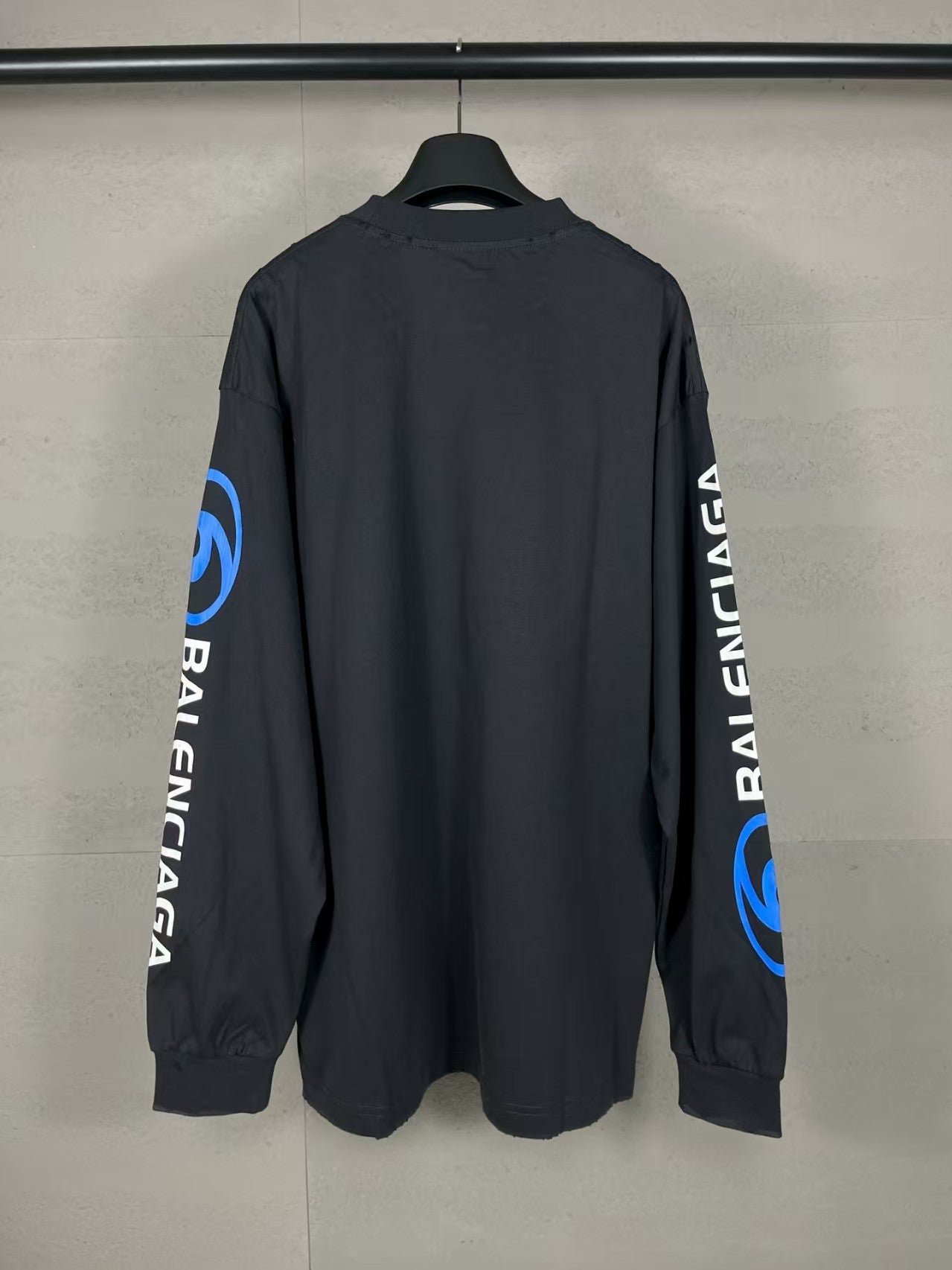 Letter printed straight slit long sleeved T-shirt
