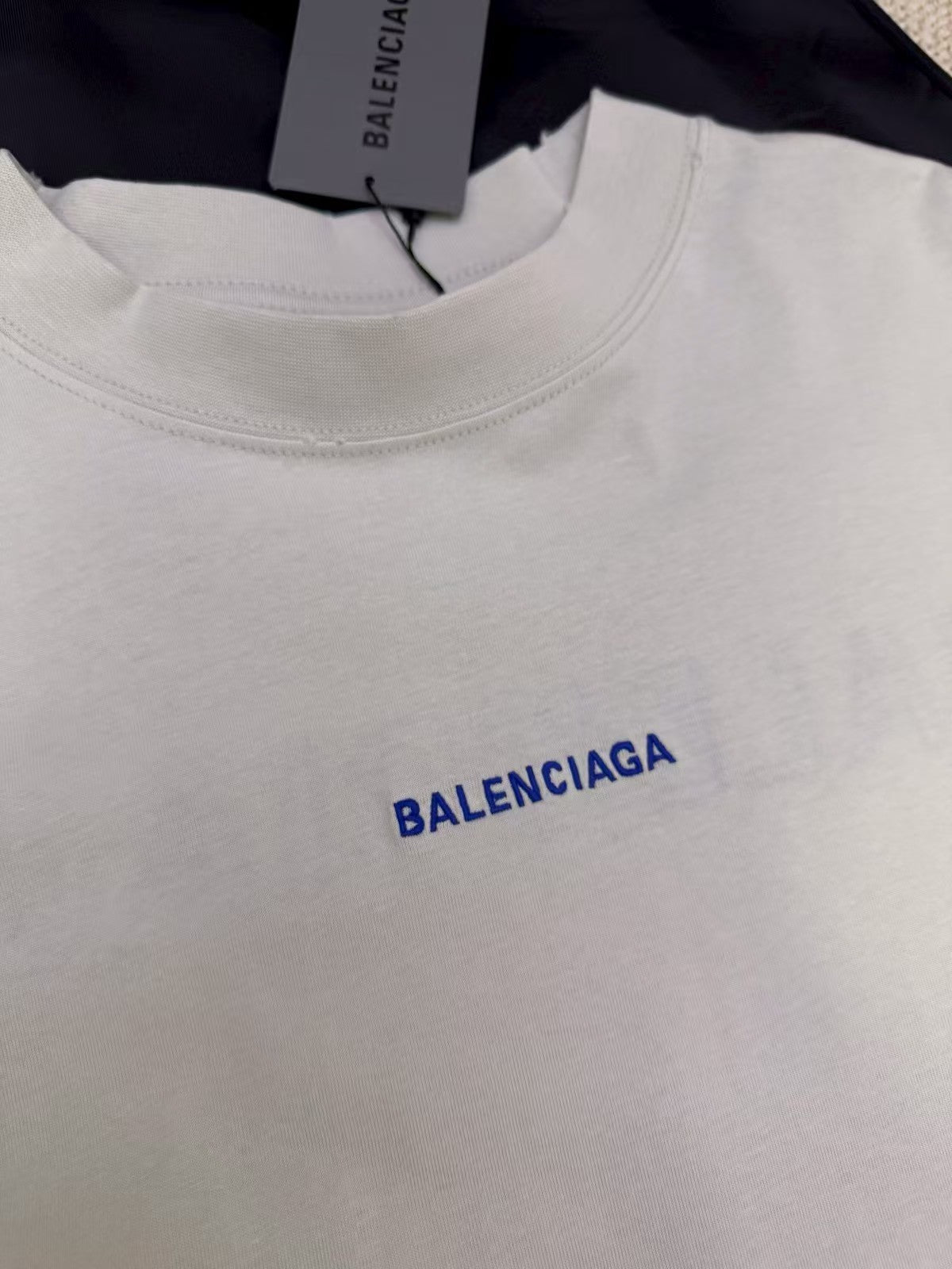Electric blue letter embroidered short sleeved shirt