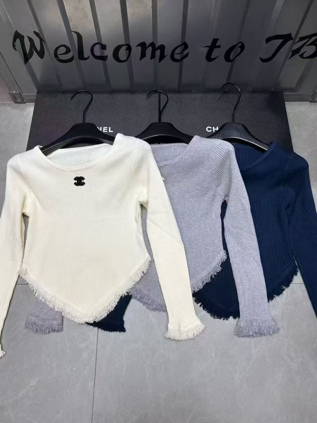 Long sleeved knitted sweater