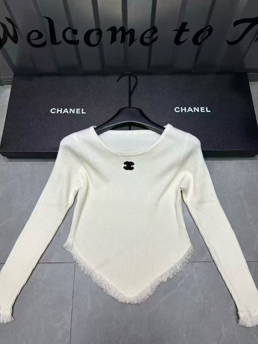 Long sleeved knitted sweater