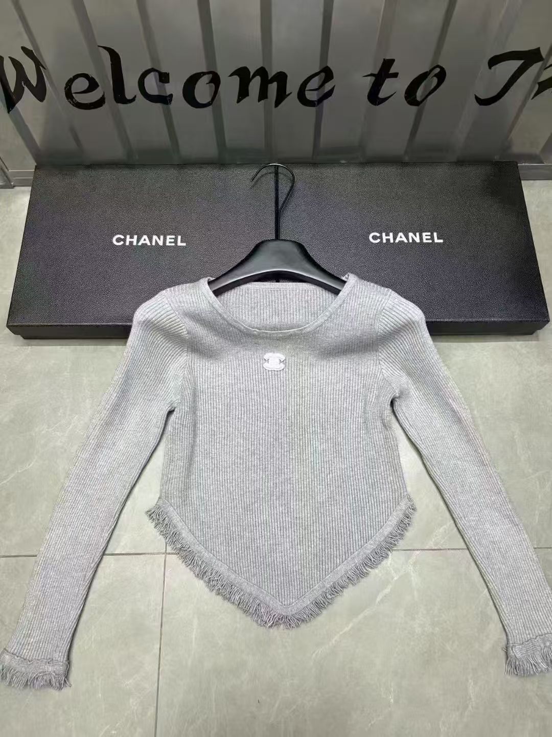 Long sleeved knitted sweater