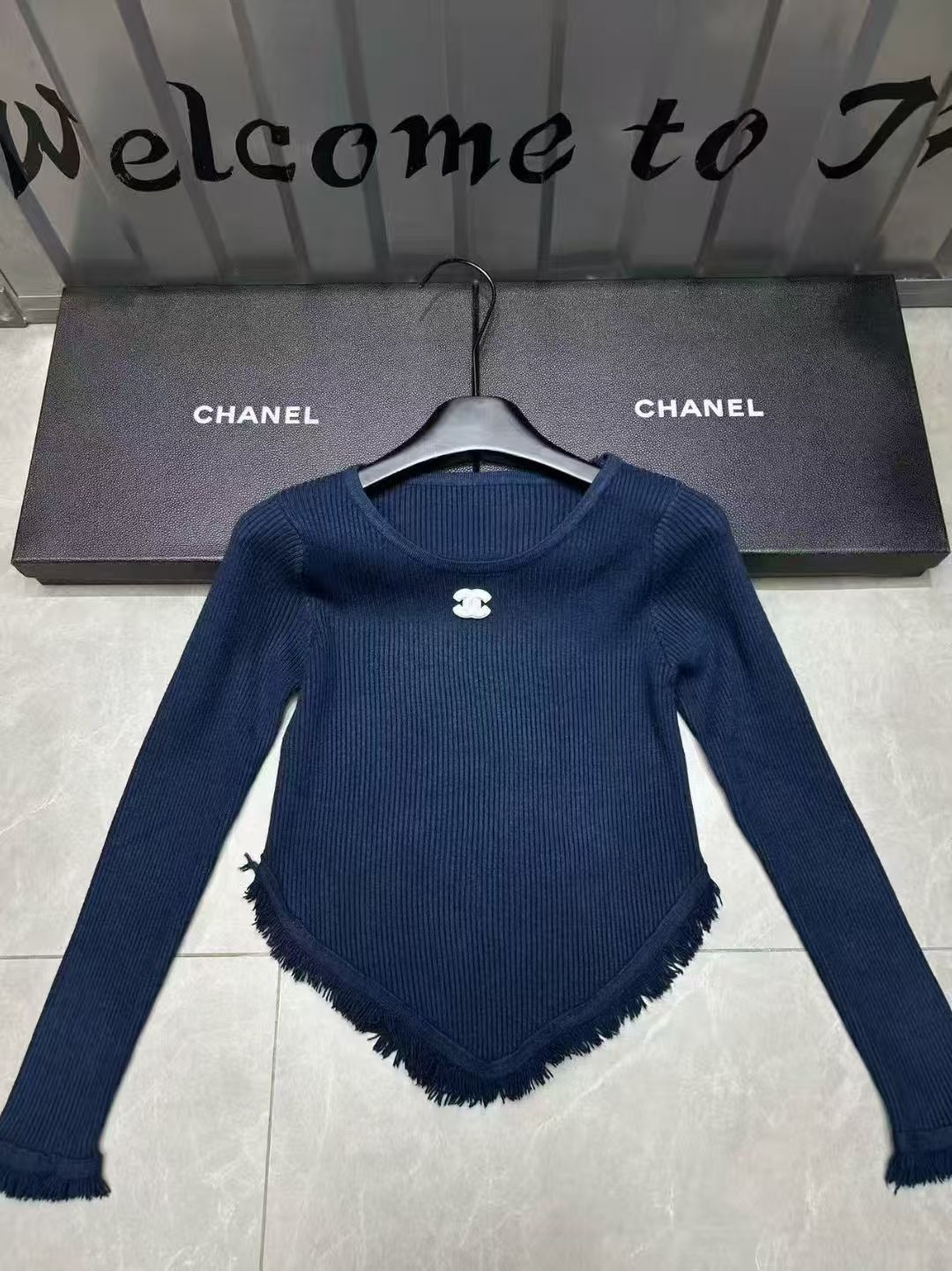 Long sleeved knitted sweater