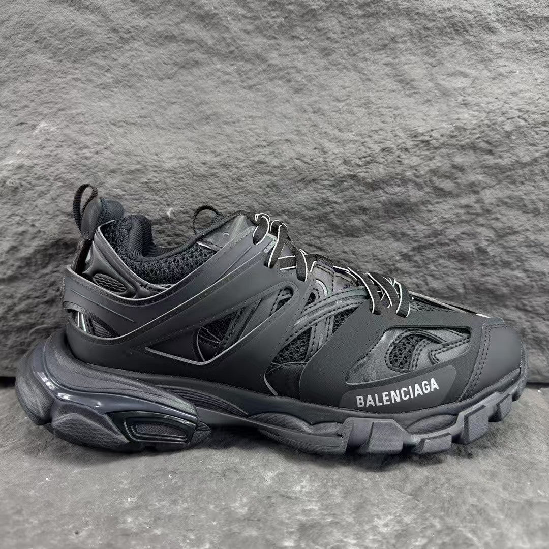 Black mesh nylon sports shoes