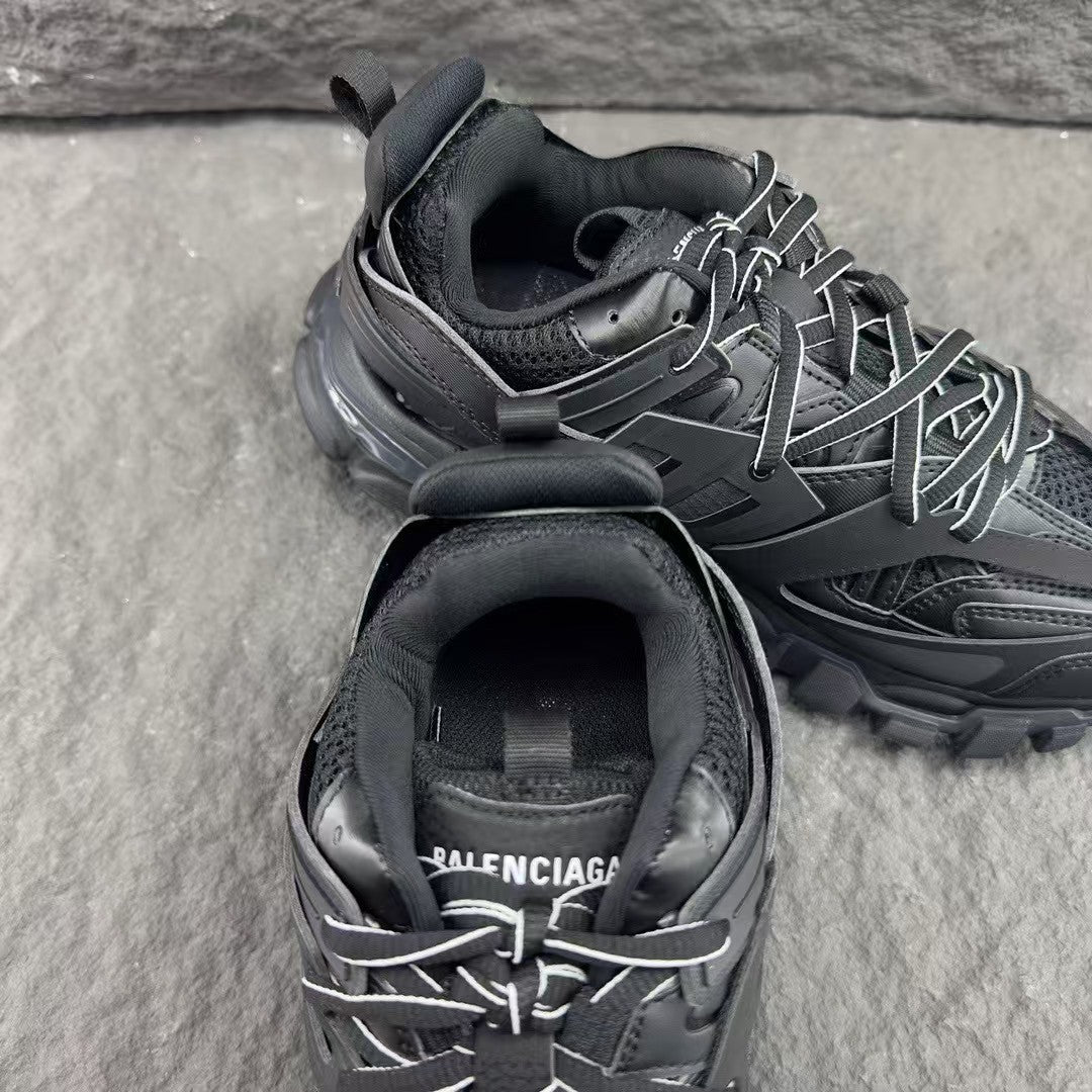 Black mesh nylon sports shoes