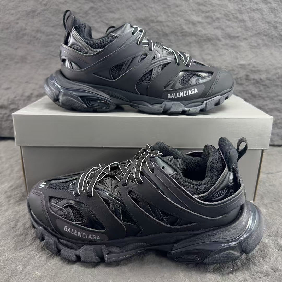 Black mesh nylon sports shoes