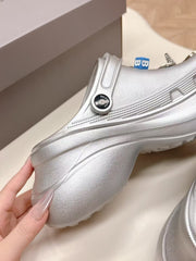 Latest couple's hole shoes for spring and summer