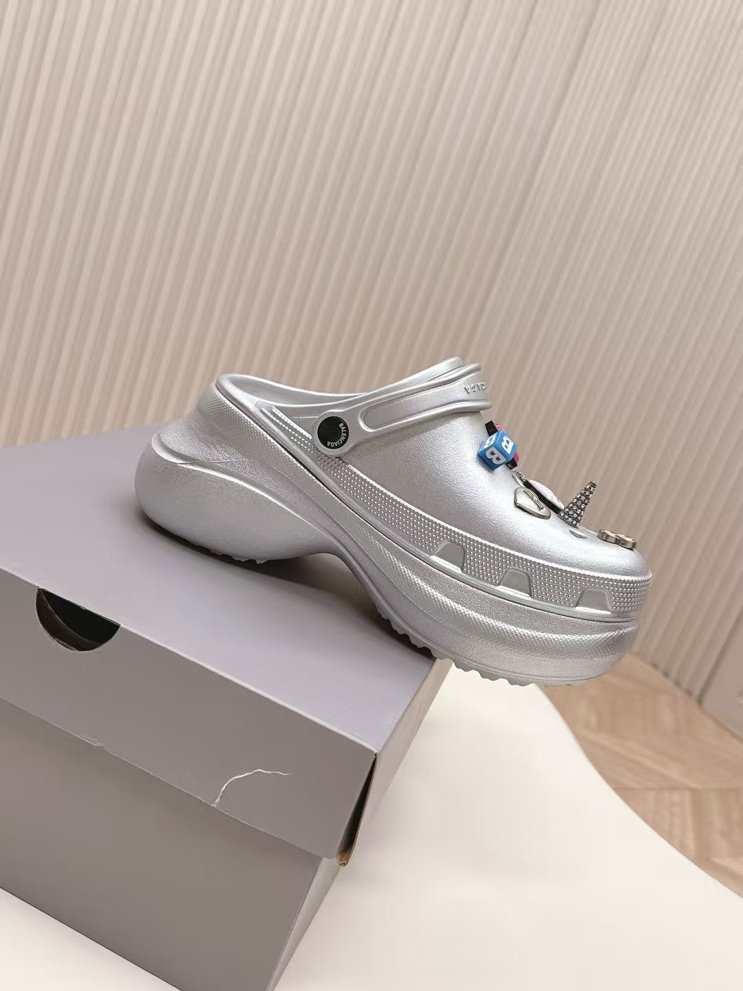 Latest couple's hole shoes for spring and summer