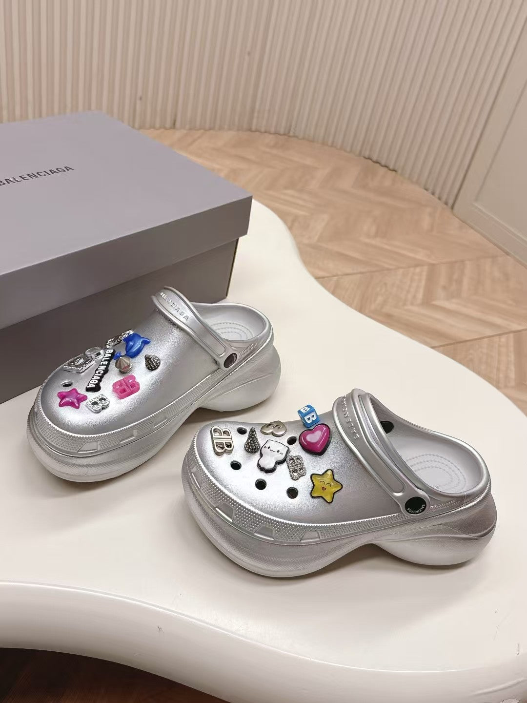 Latest couple's hole shoes for spring and summer