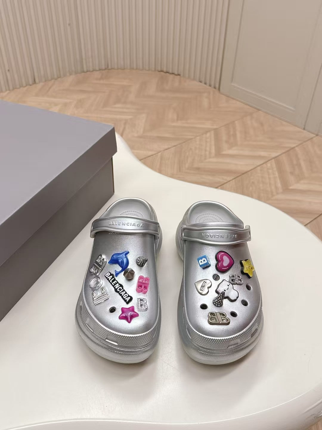 Latest couple's hole shoes for spring and summer