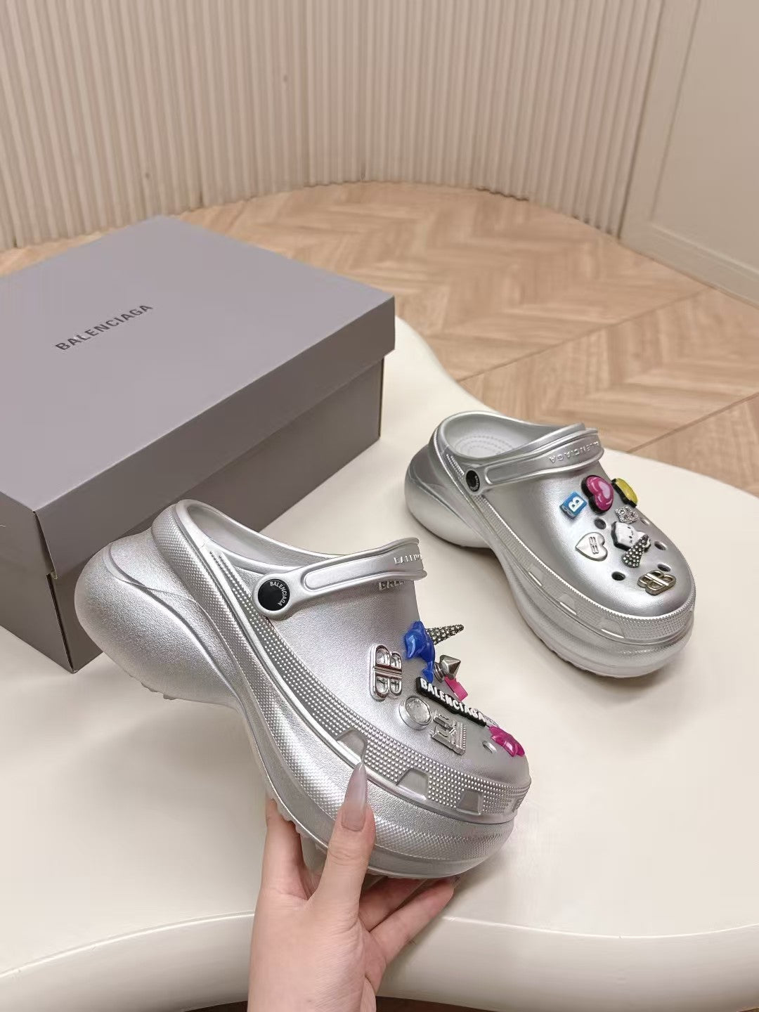 Latest couple's hole shoes for spring and summer