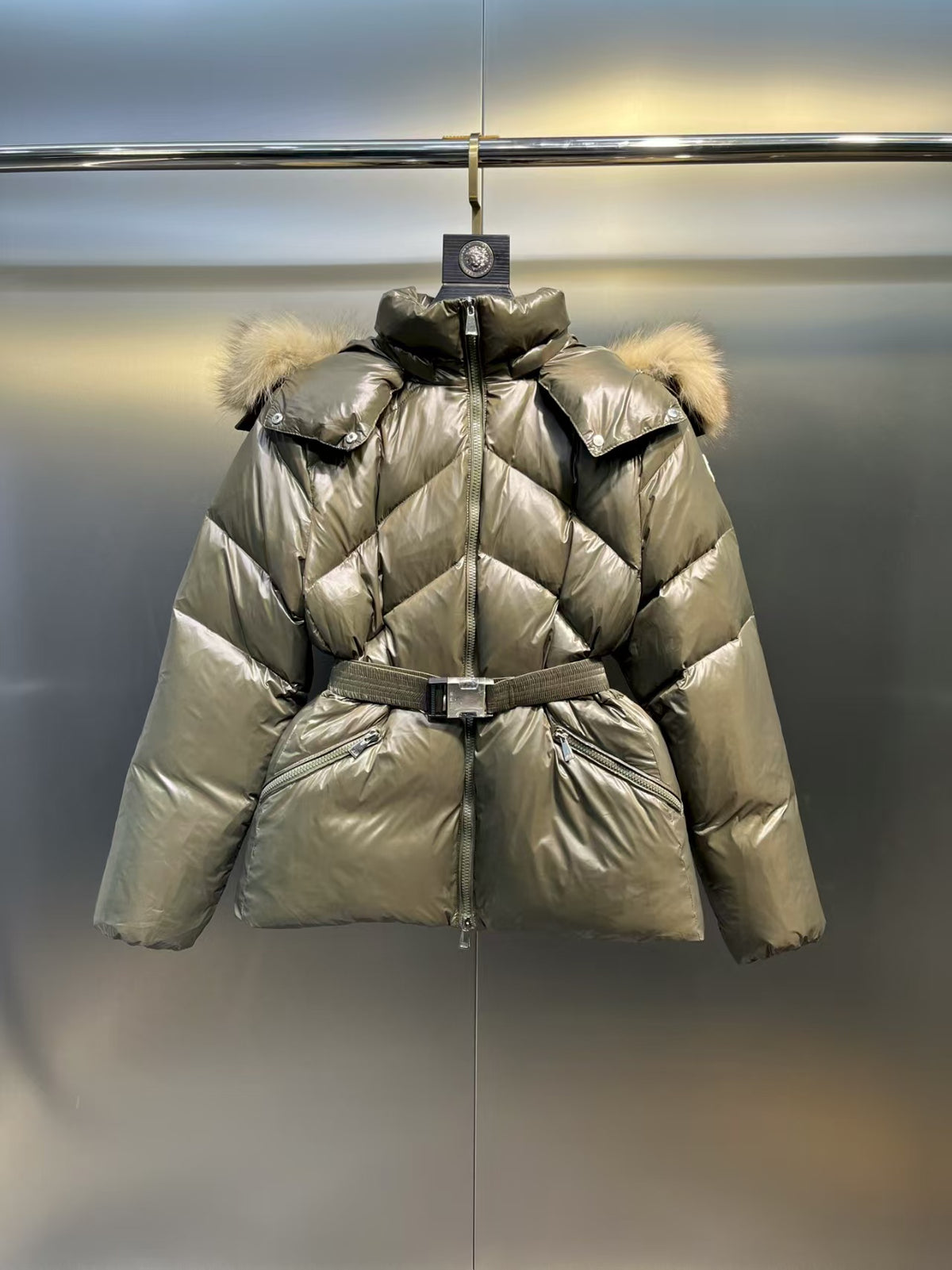 Short waist down jacket