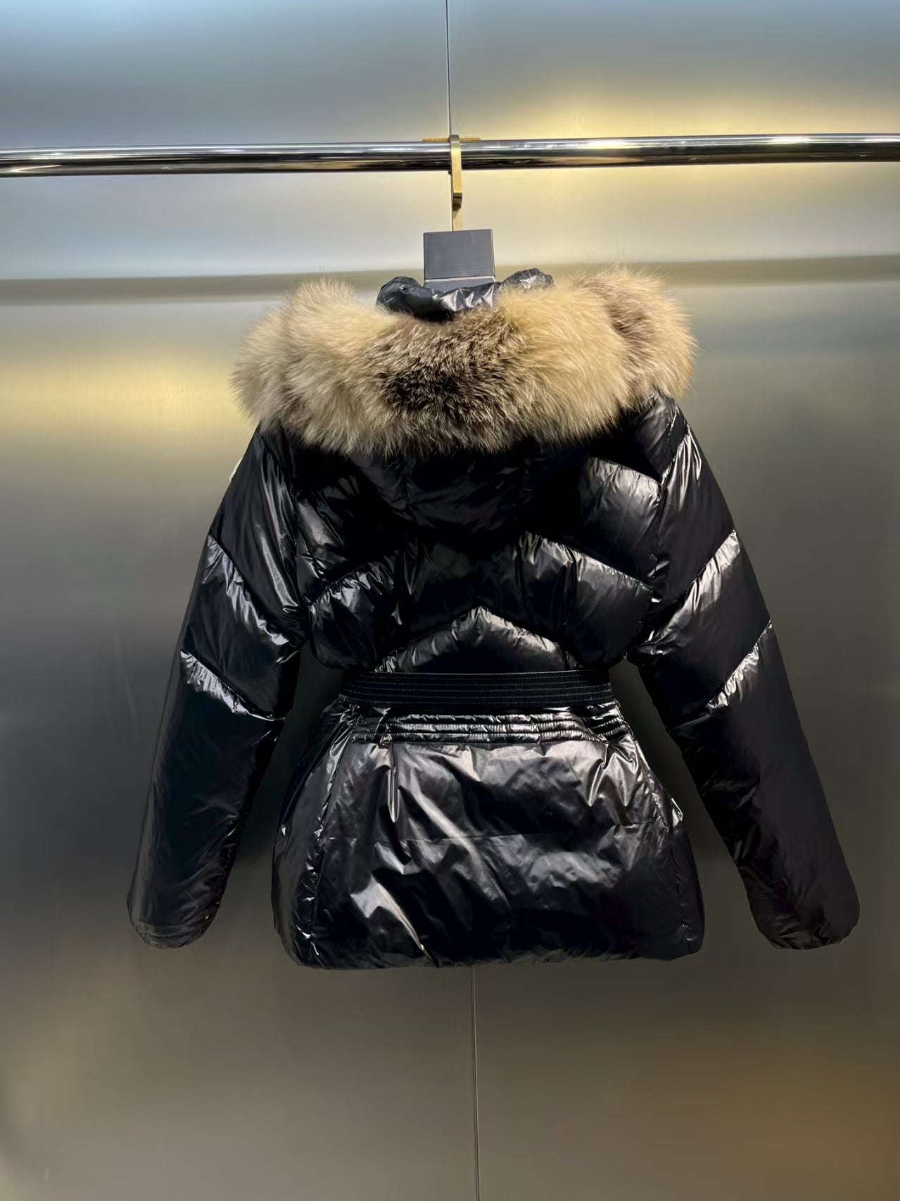 Short waist down jacket