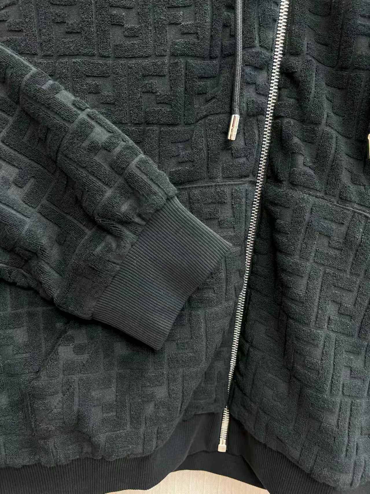 Hooded zipper sports long sleeved sweatshirt