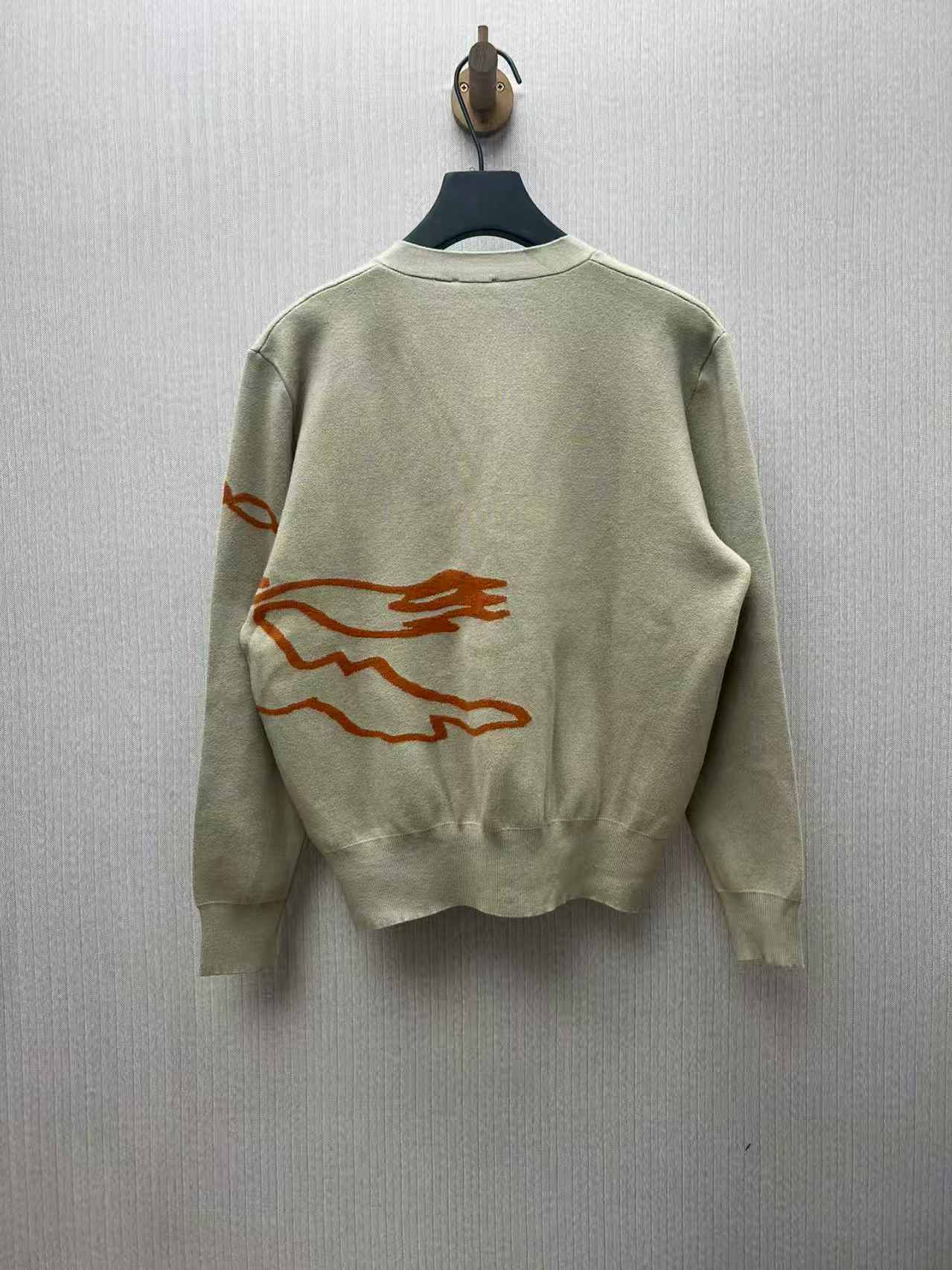 Casual long sleeved knitted sweater