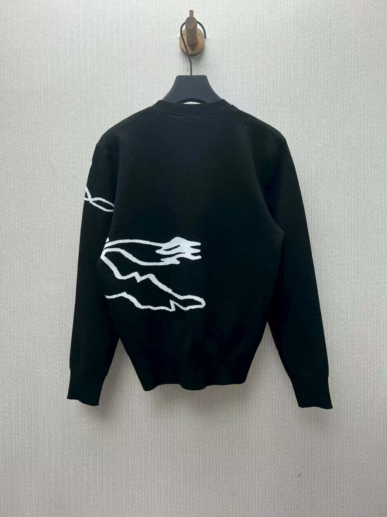 Casual long sleeved knitted sweater