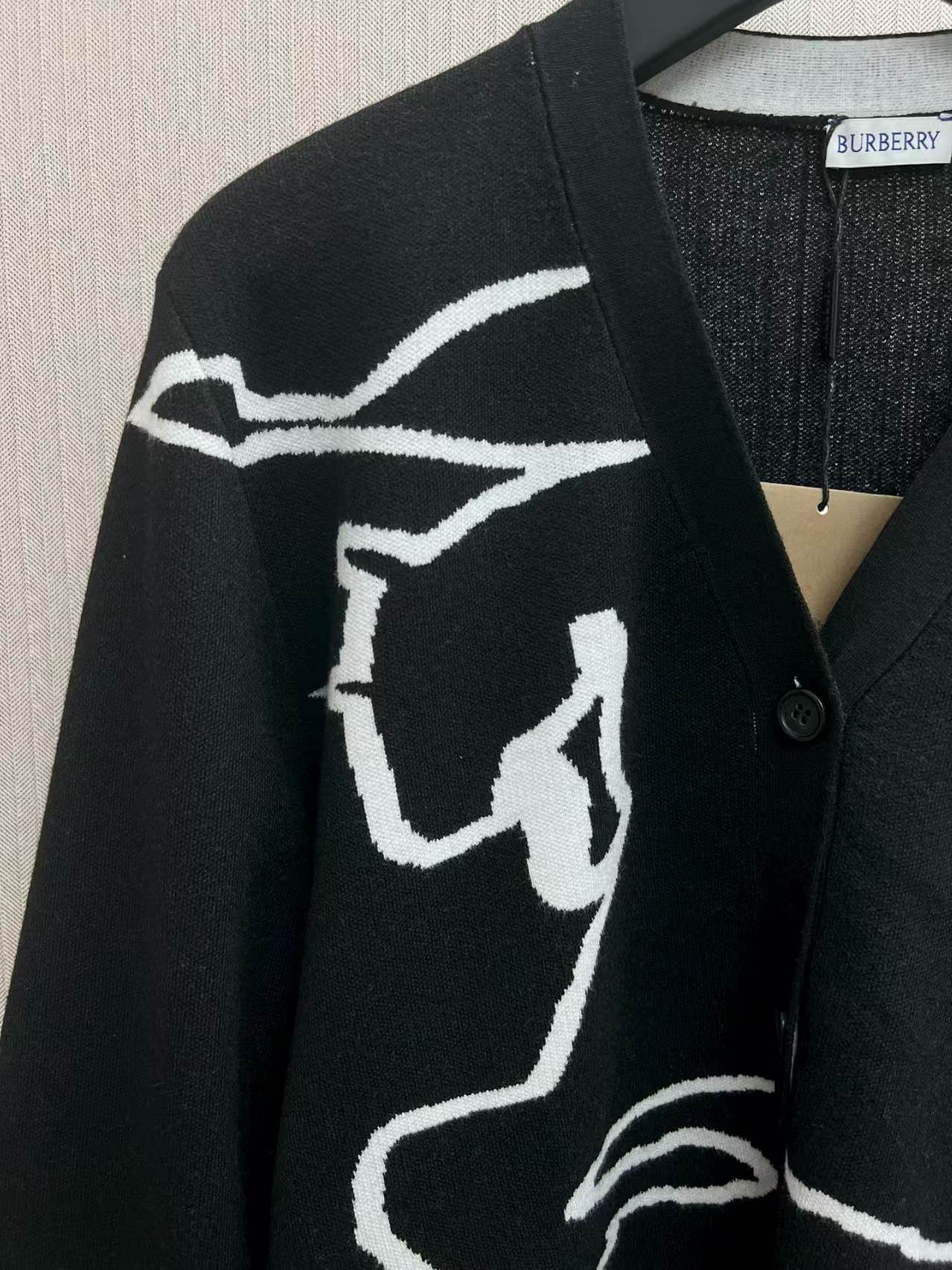 Casual long sleeved knitted sweater