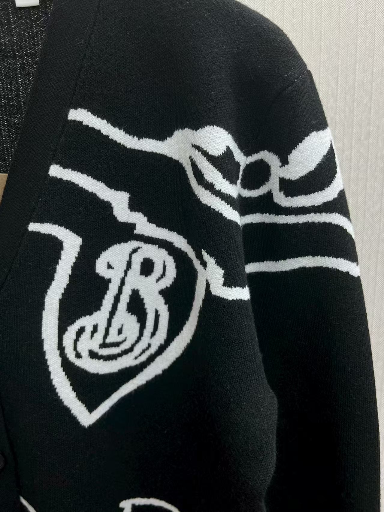 Casual long sleeved knitted sweater