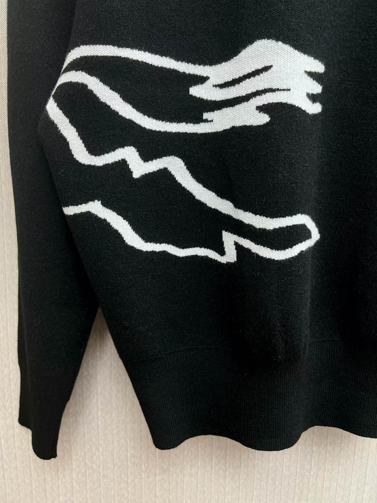 Casual long sleeved knitted sweater