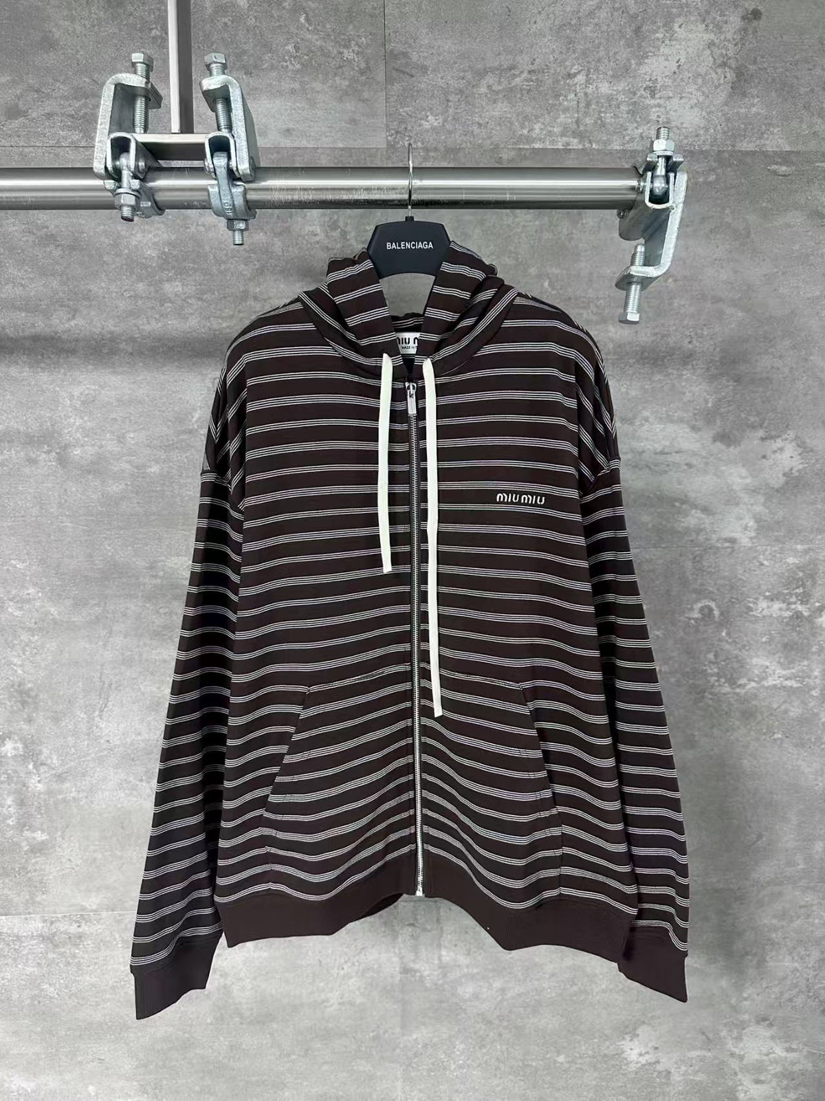 Embroidered hooded zipper jacket