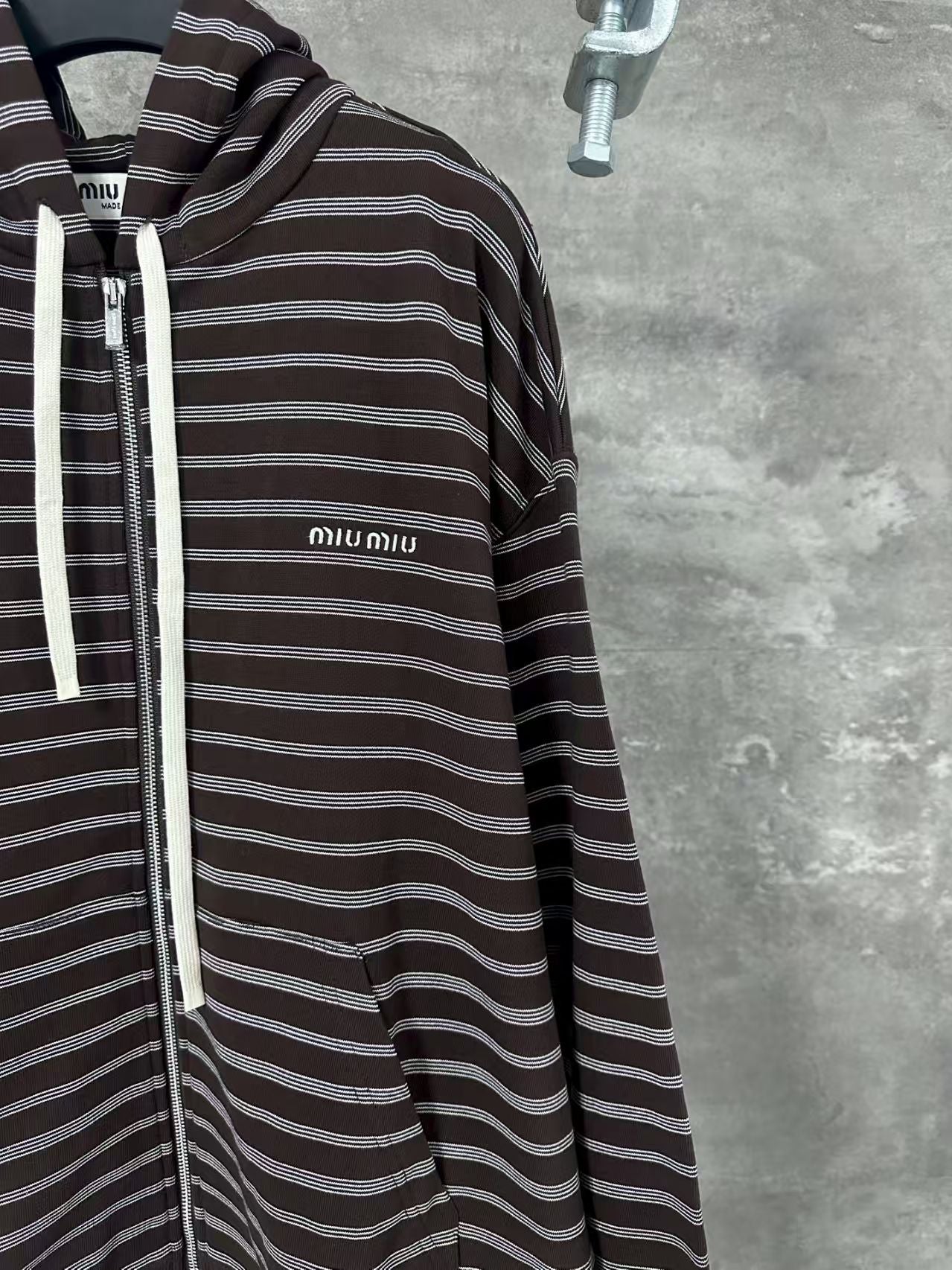 Embroidered hooded zipper jacket