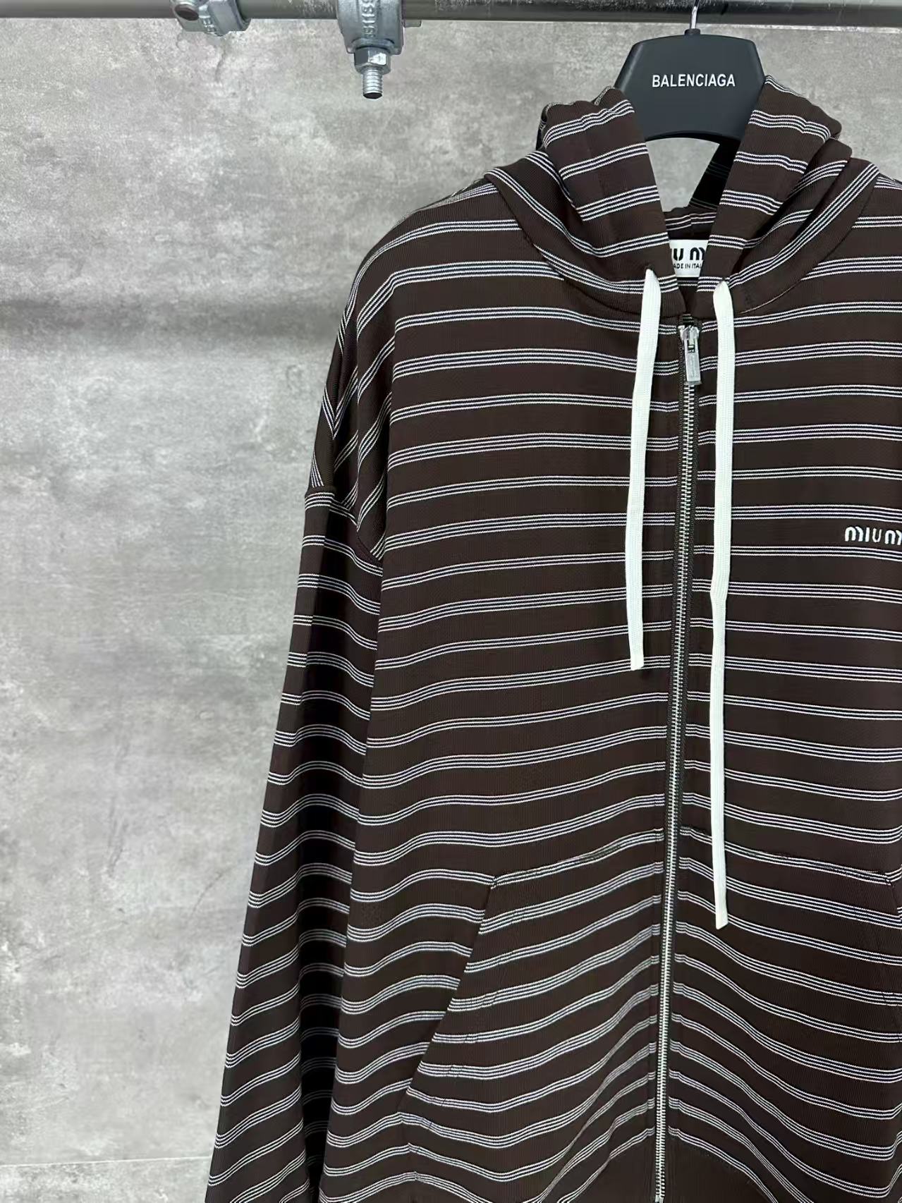 Embroidered hooded zipper jacket