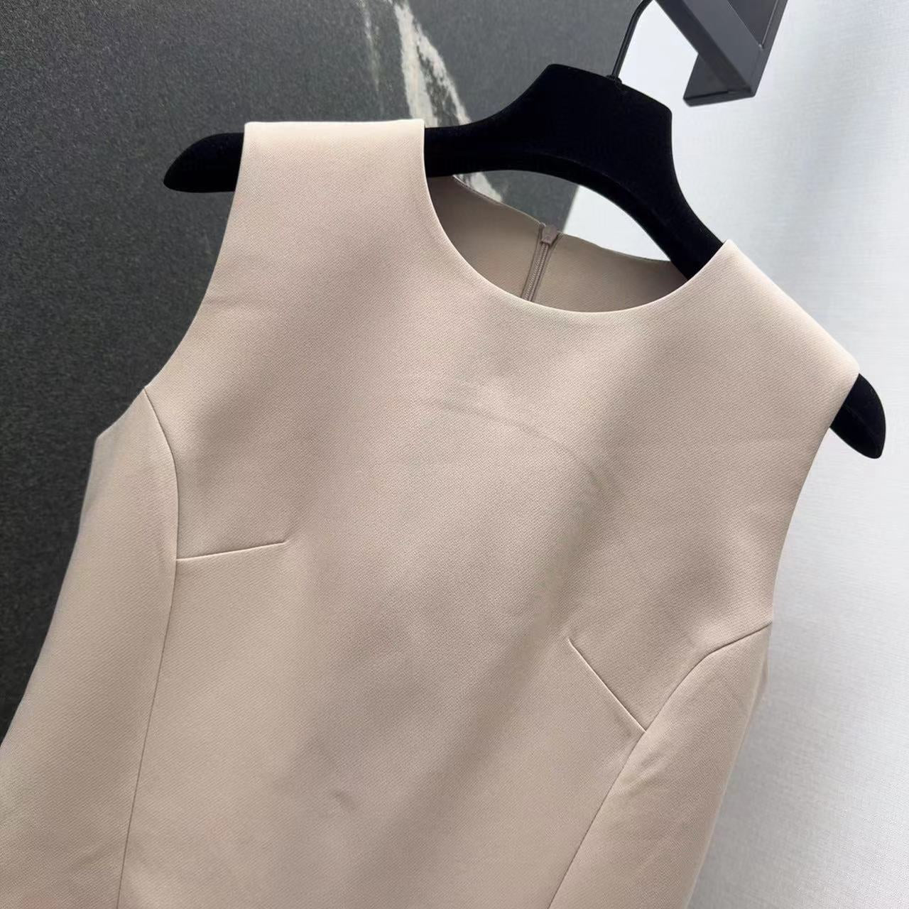 Puffy sleeveless dress