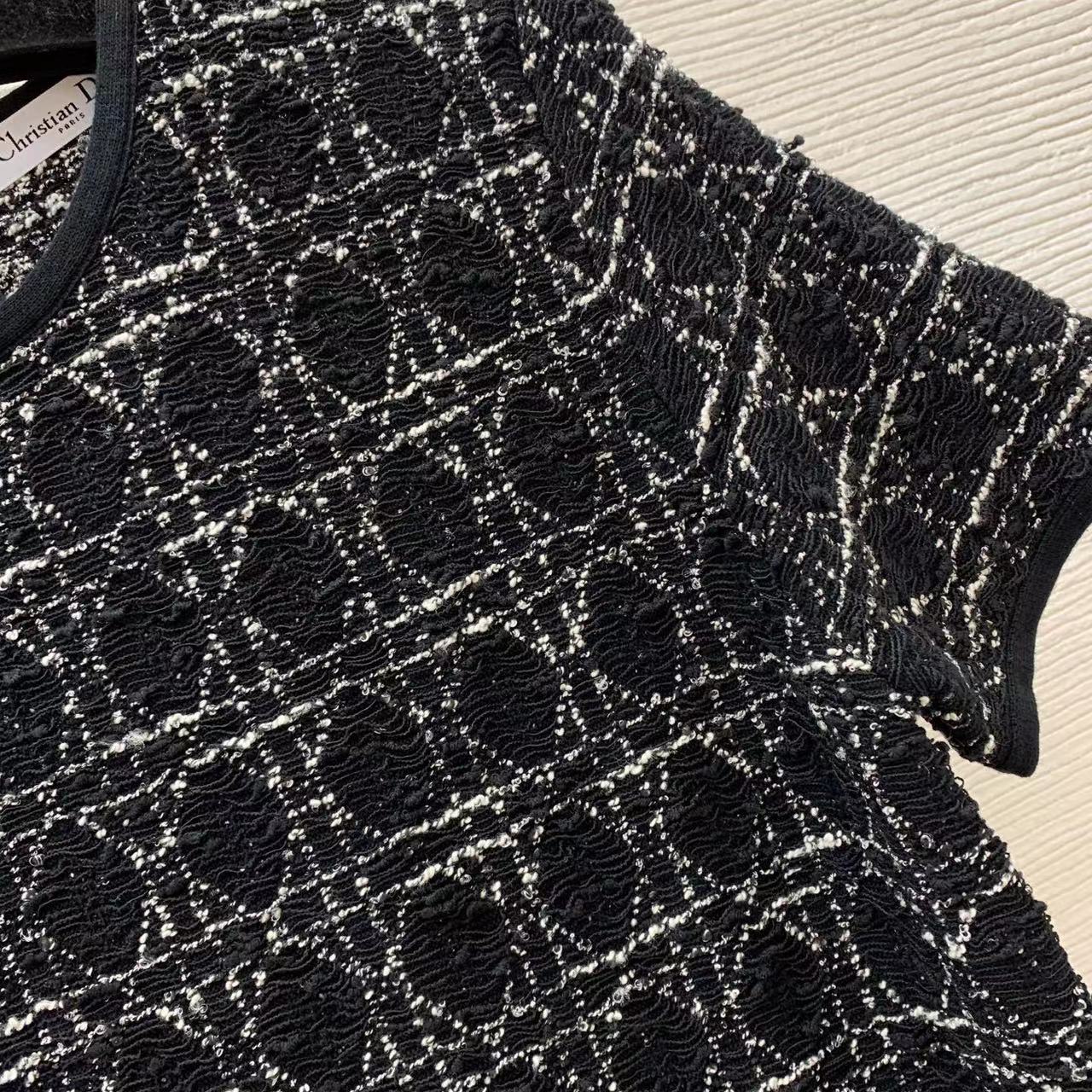 Round neck short sleeved knitted dress