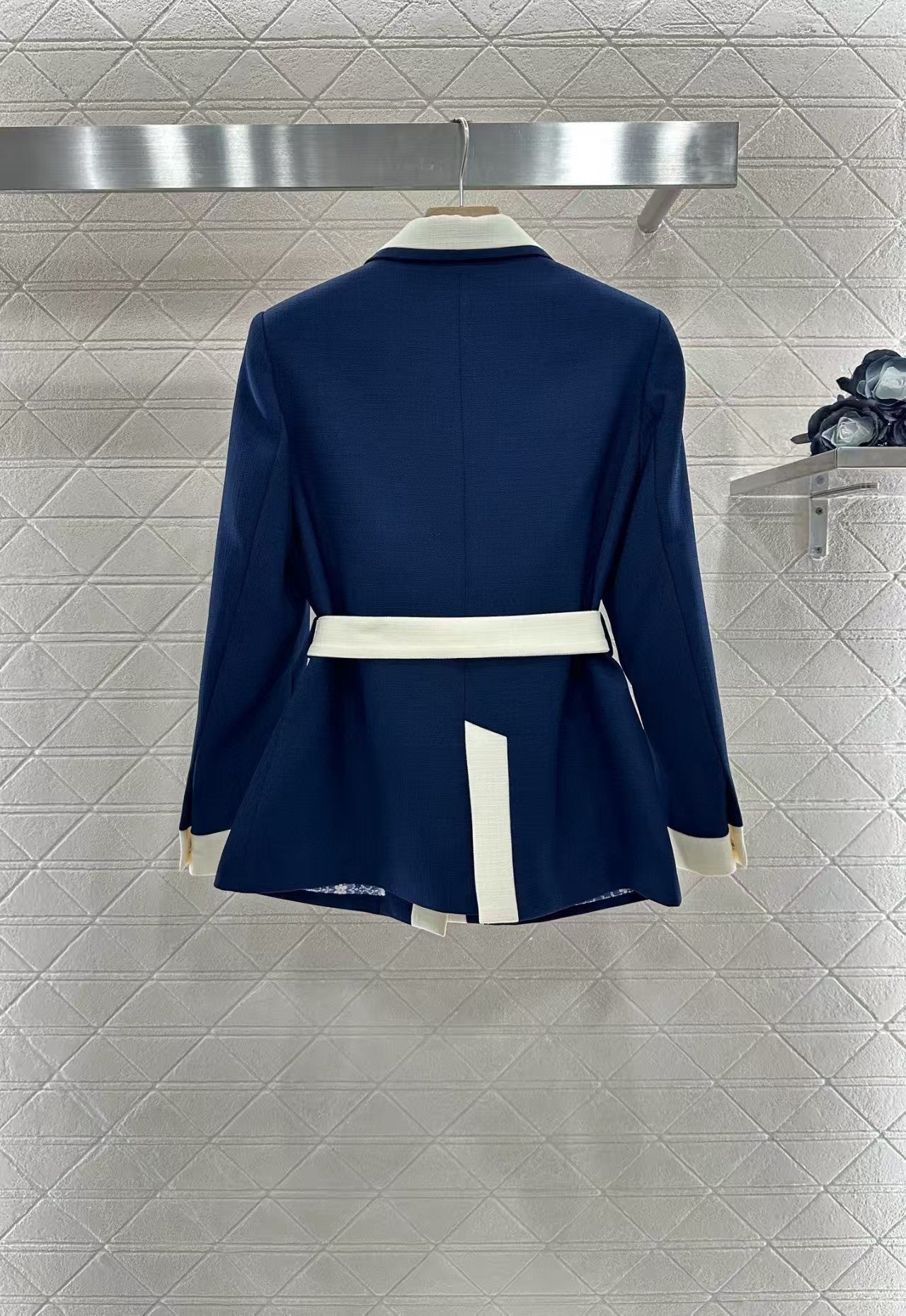 Collar belt suit
