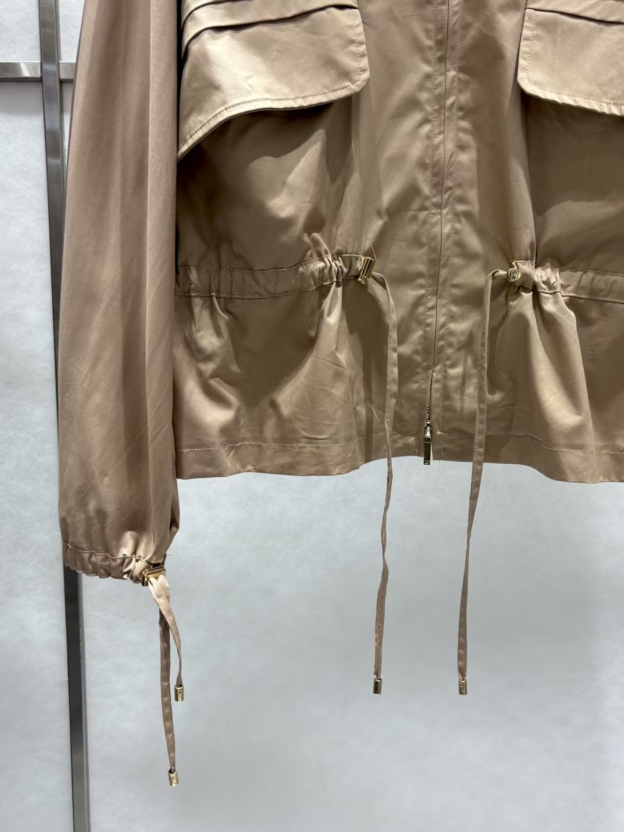 Drawstring windbreaker jacket