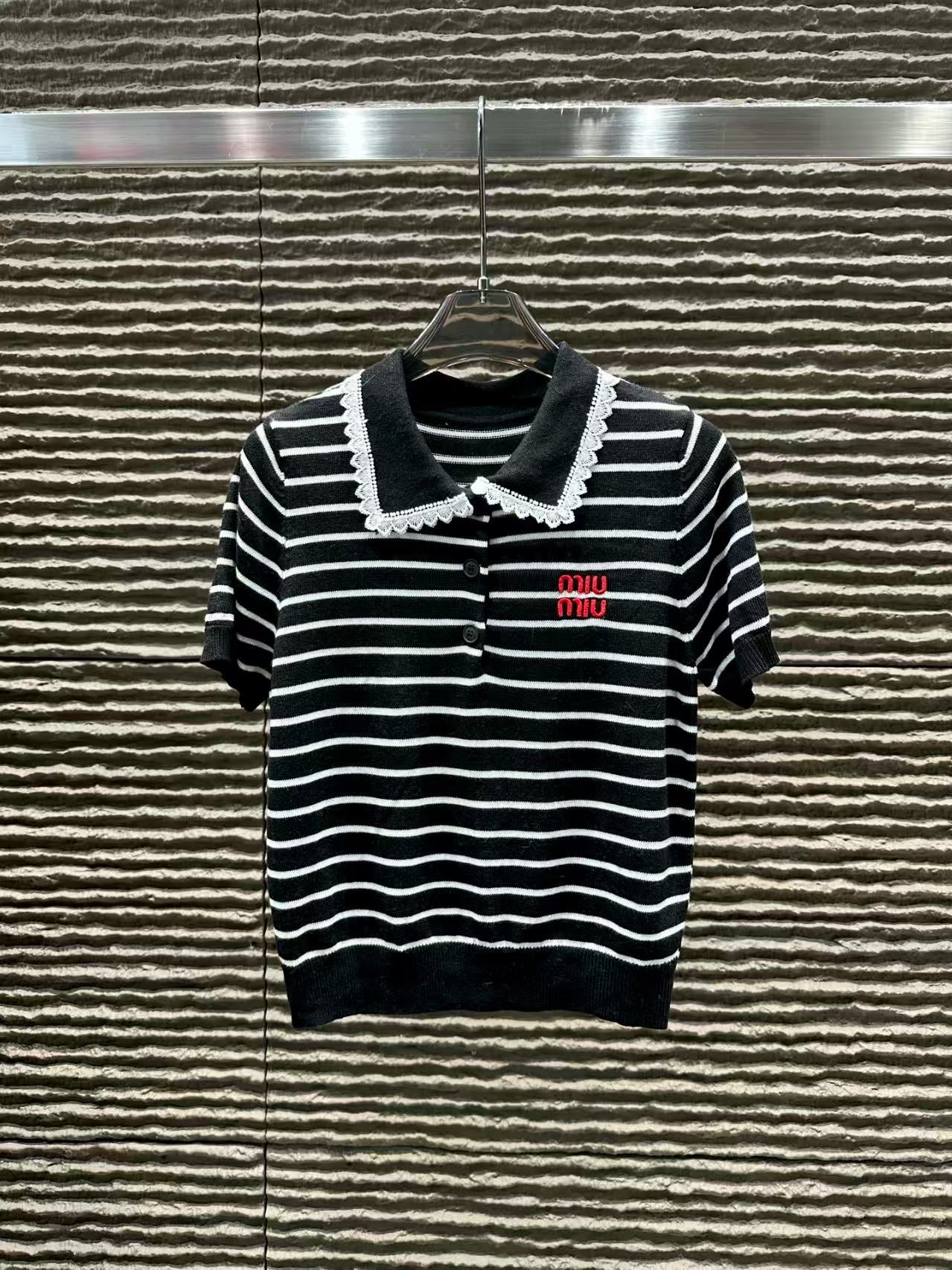 Short sleeved knitted top