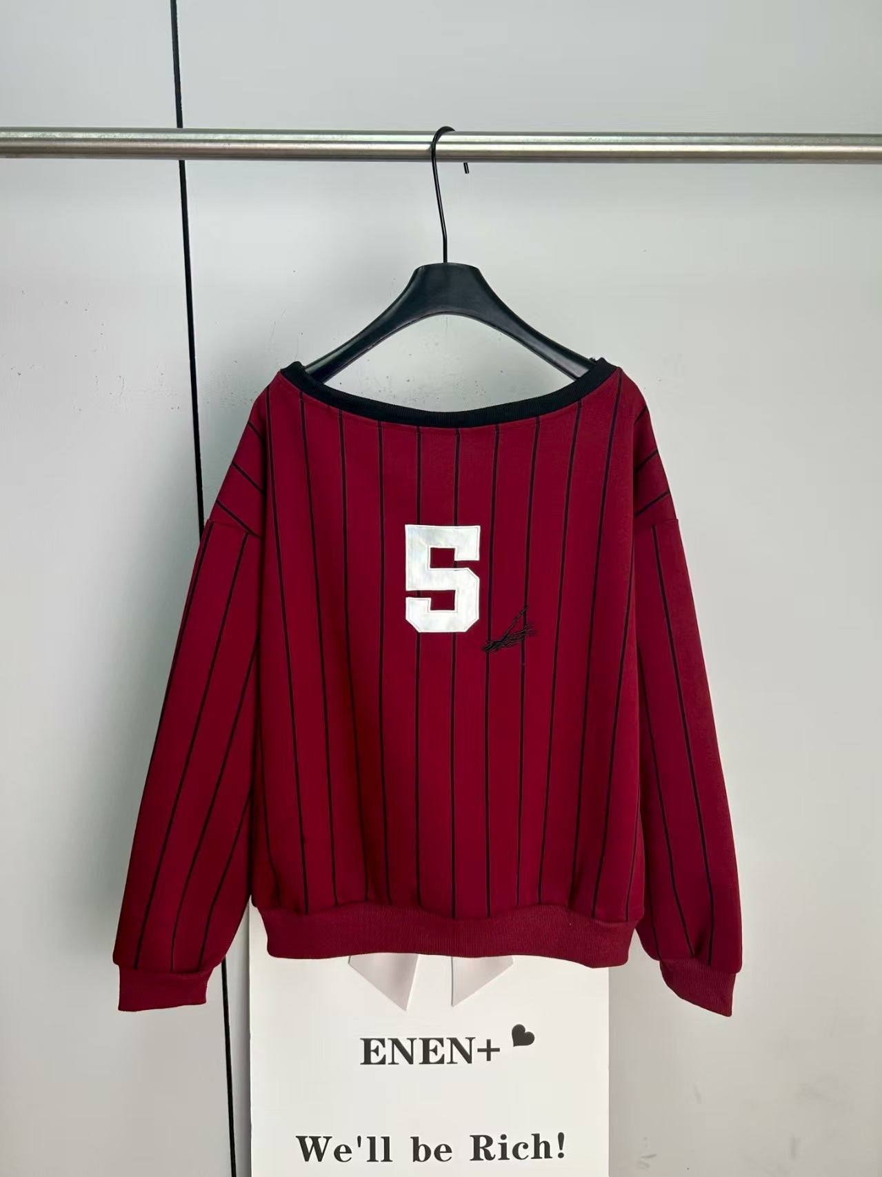 Casual diagonal shoulder striped sweatshirt