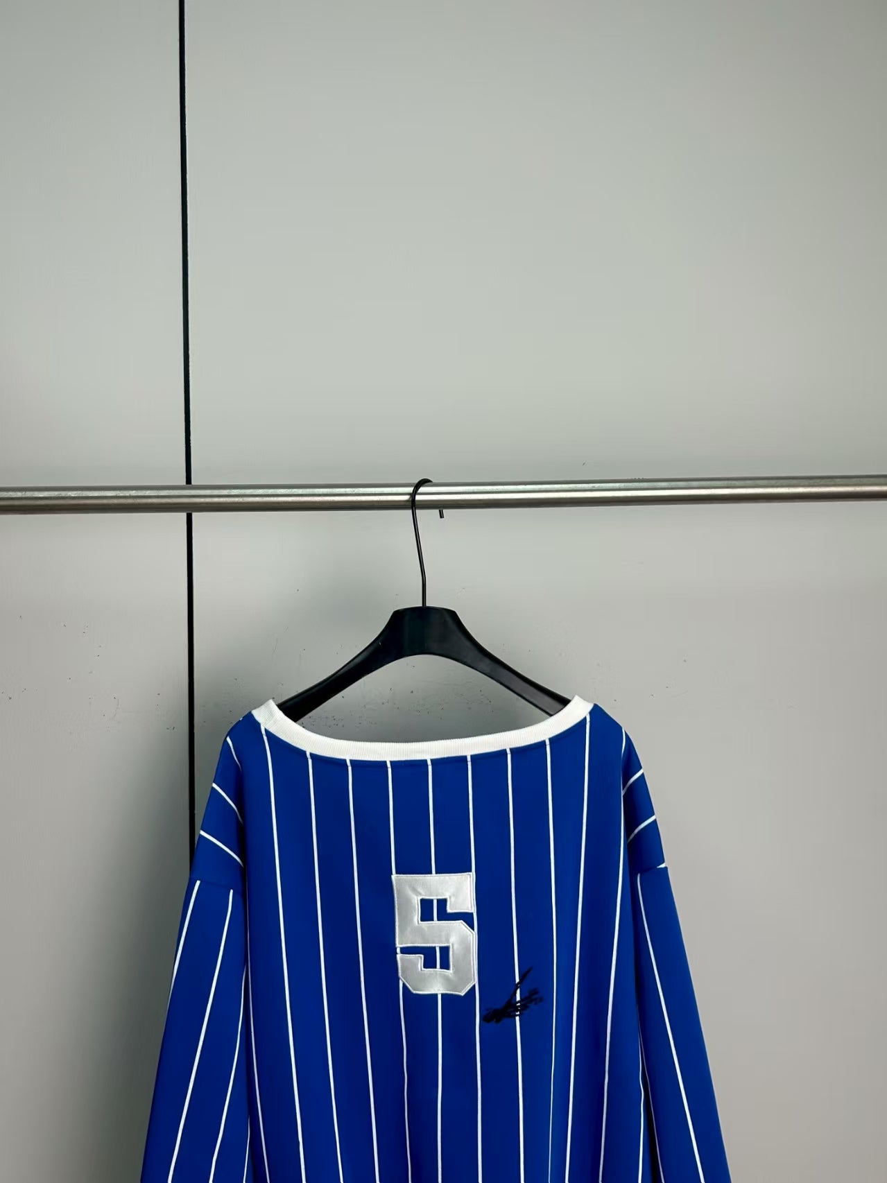 Casual diagonal shoulder striped sweatshirt