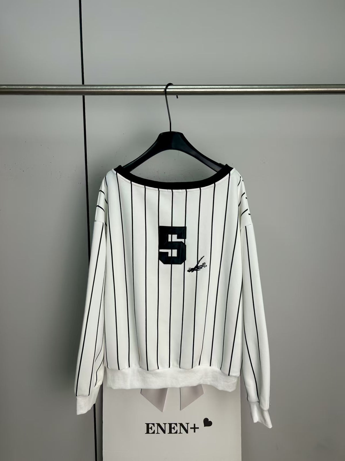 Casual diagonal shoulder striped sweatshirt