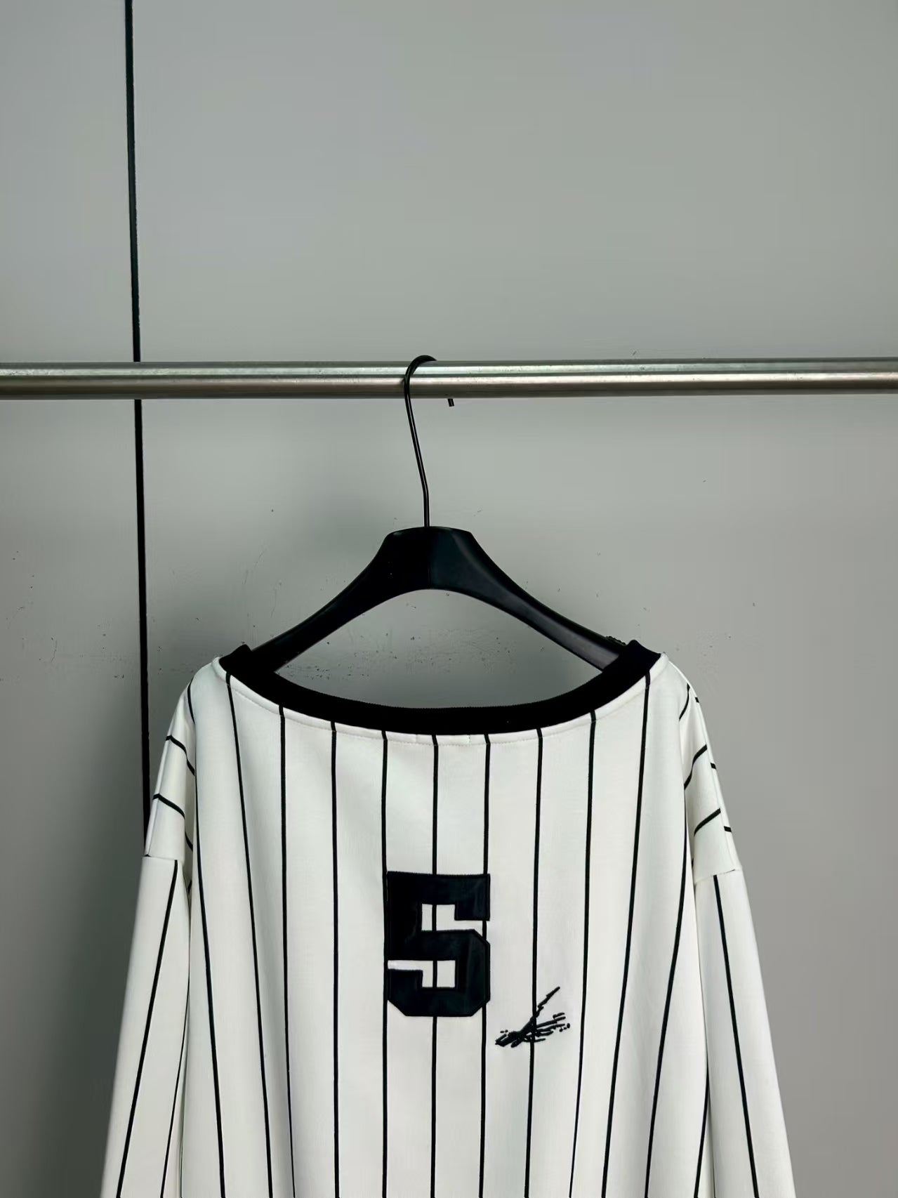 Casual diagonal shoulder striped sweatshirt