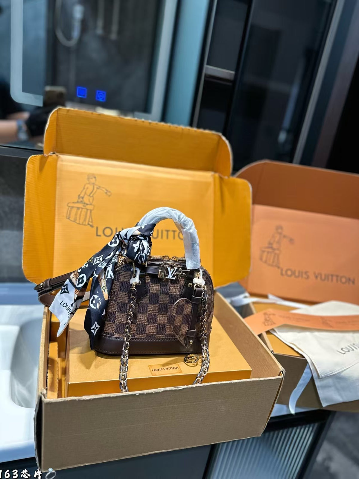 shell-shaped bag