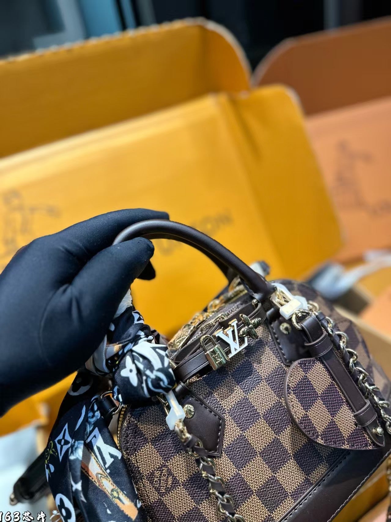 shell-shaped bag