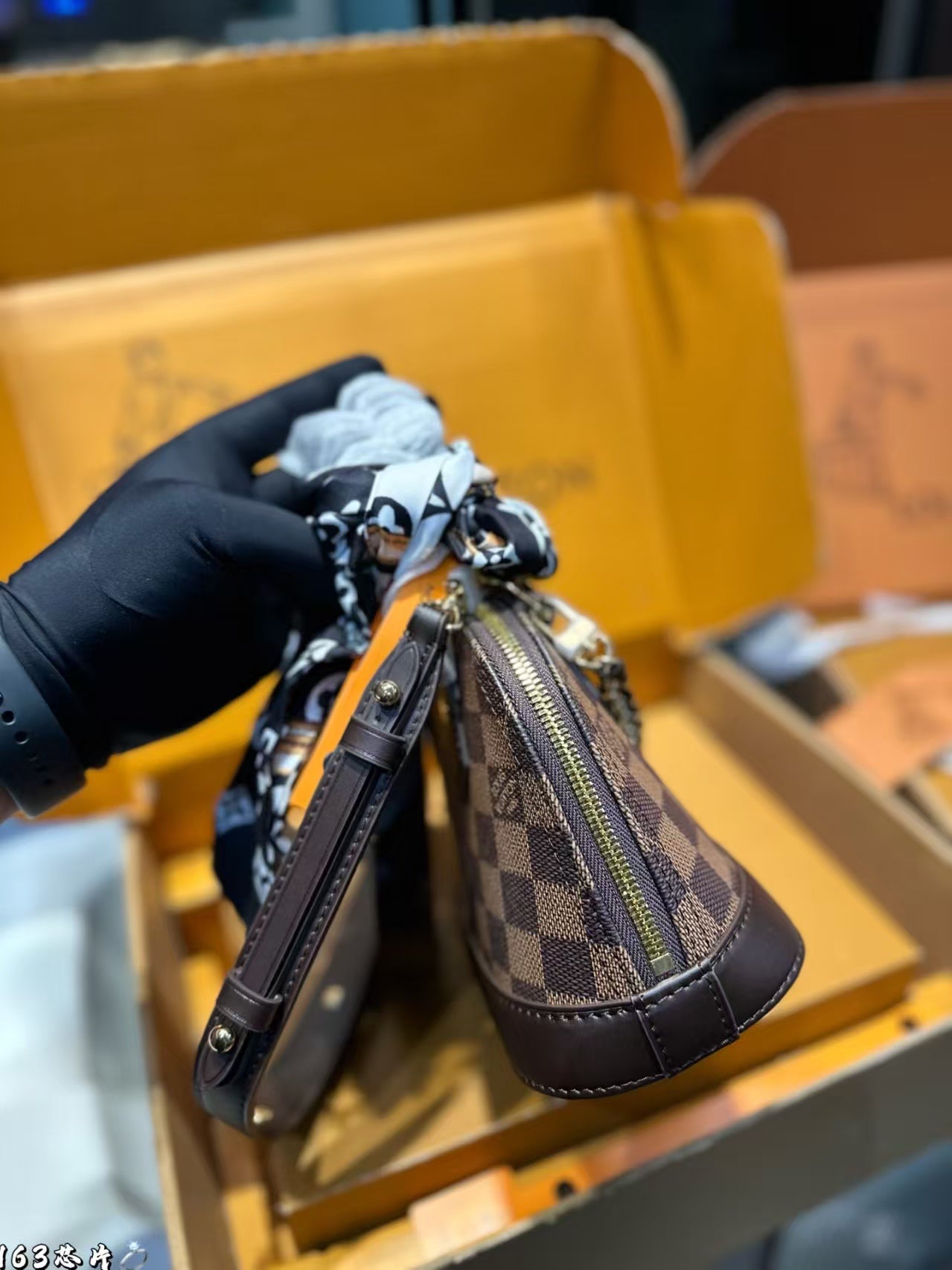 shell-shaped bag