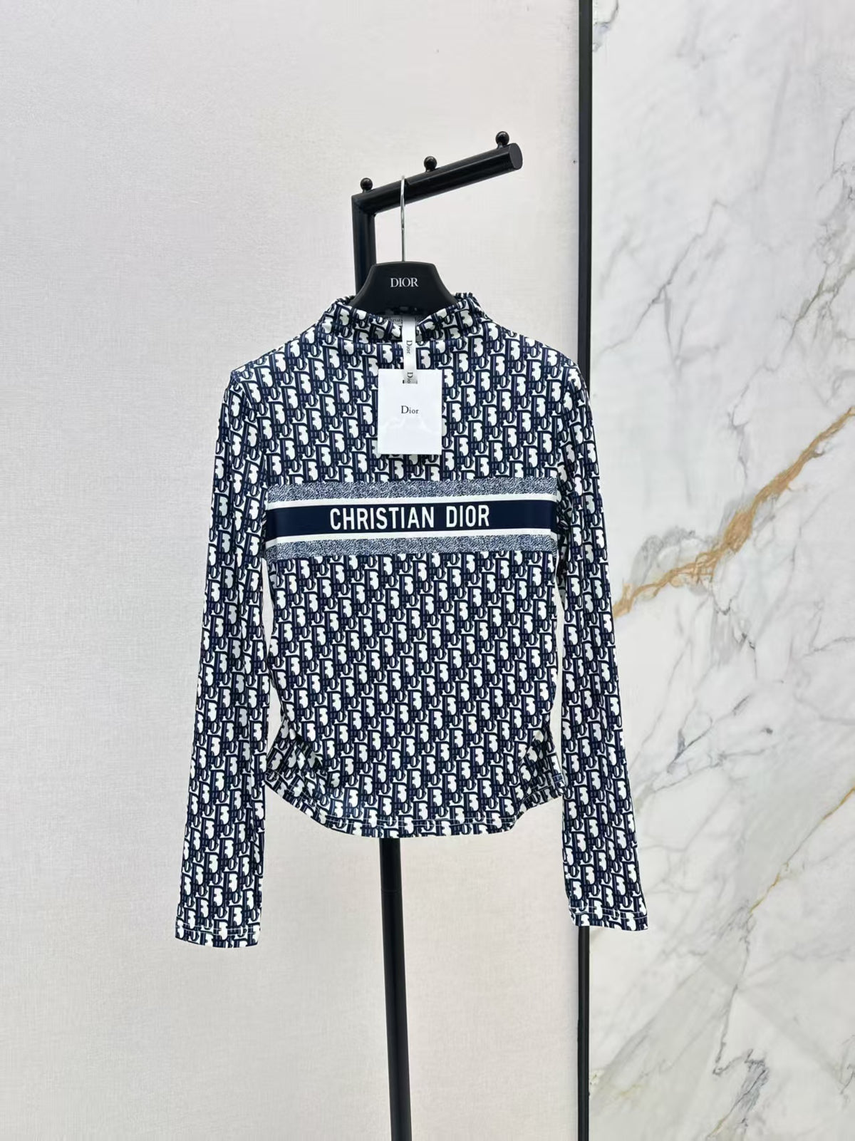 The latest printed mesh base shirt for early autumn