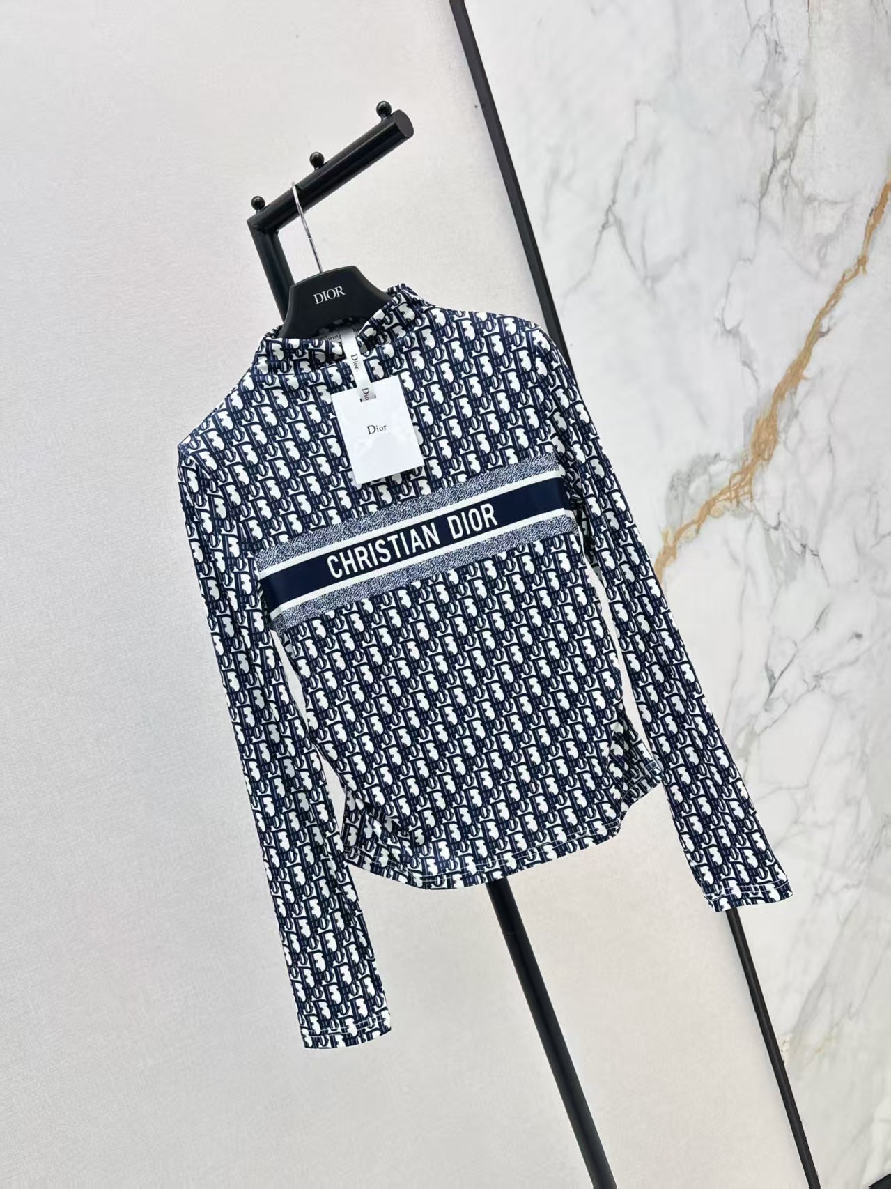 The latest printed mesh base shirt for early autumn