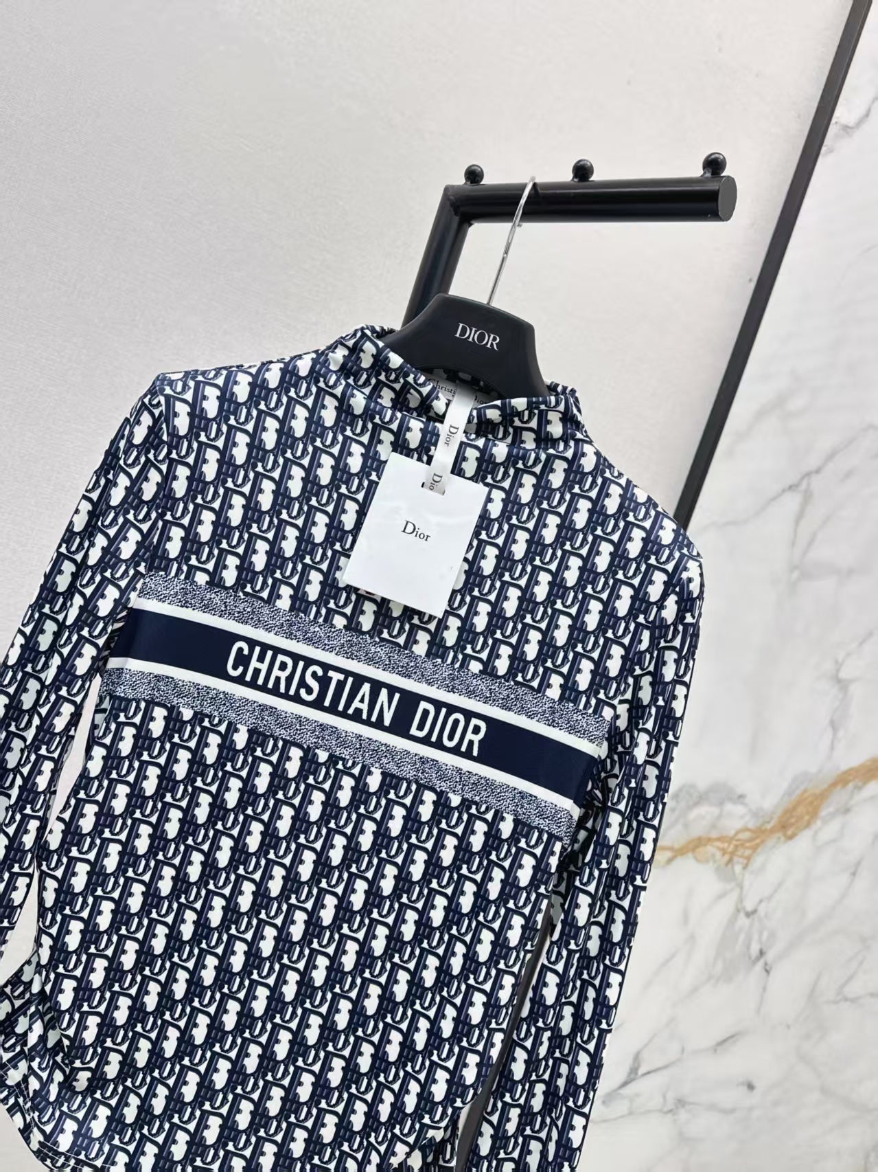 The latest printed mesh base shirt for early autumn