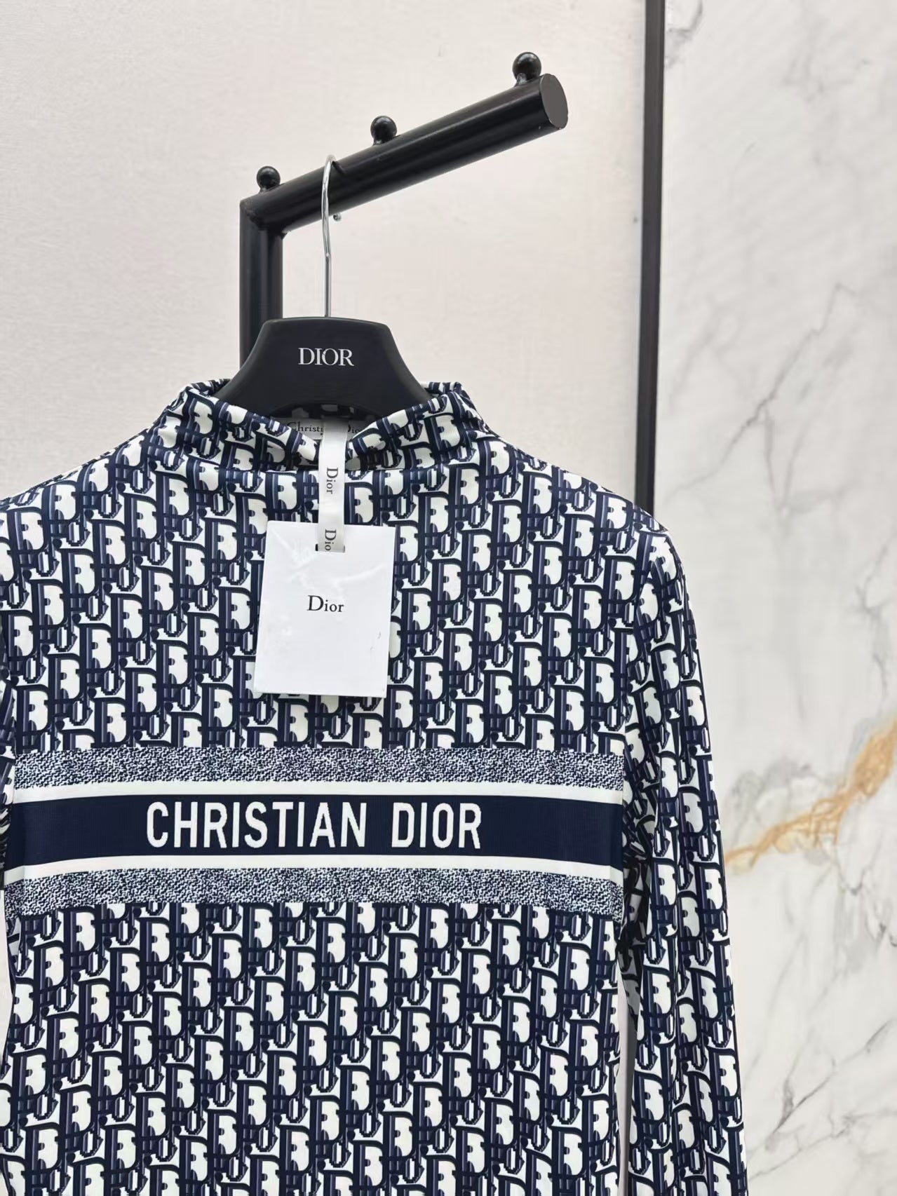 The latest printed mesh base shirt for early autumn