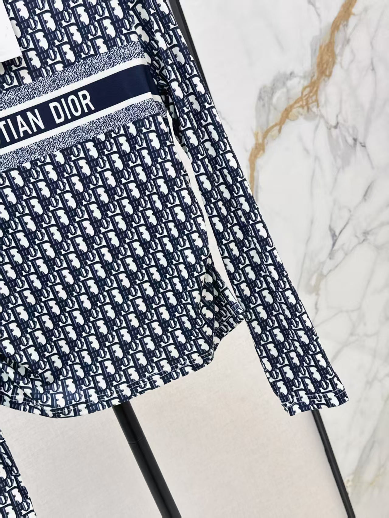 The latest printed mesh base shirt for early autumn