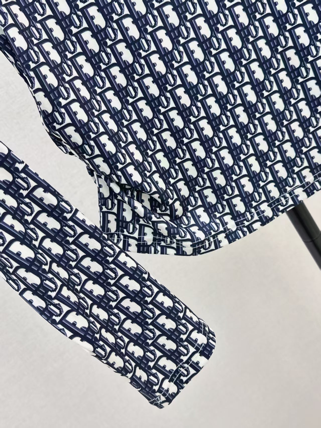 The latest printed mesh base shirt for early autumn