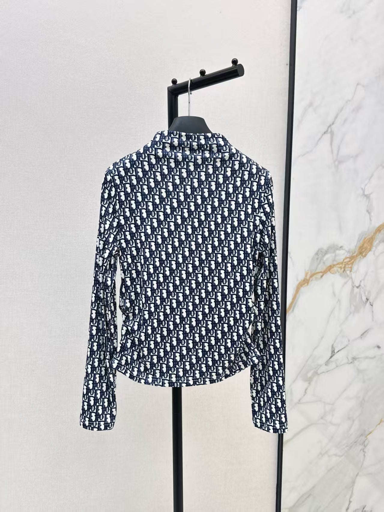 The latest printed mesh base shirt for early autumn