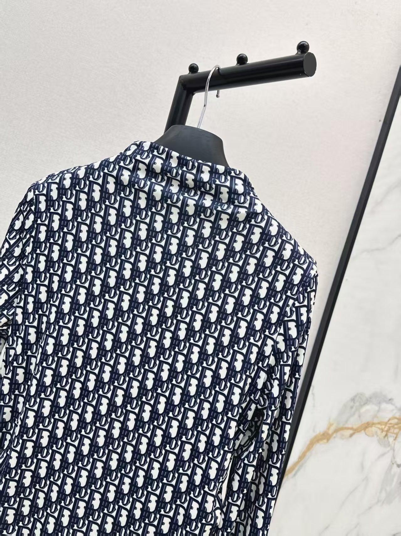The latest printed mesh base shirt for early autumn