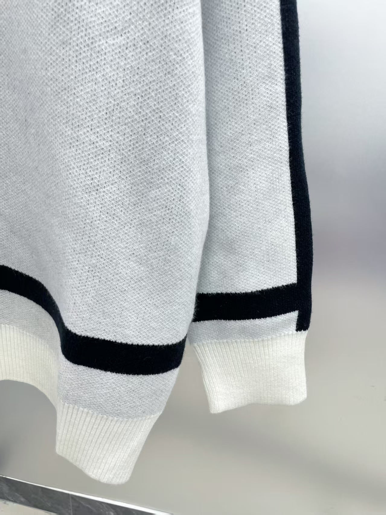 New letter long sleeved sweater 1