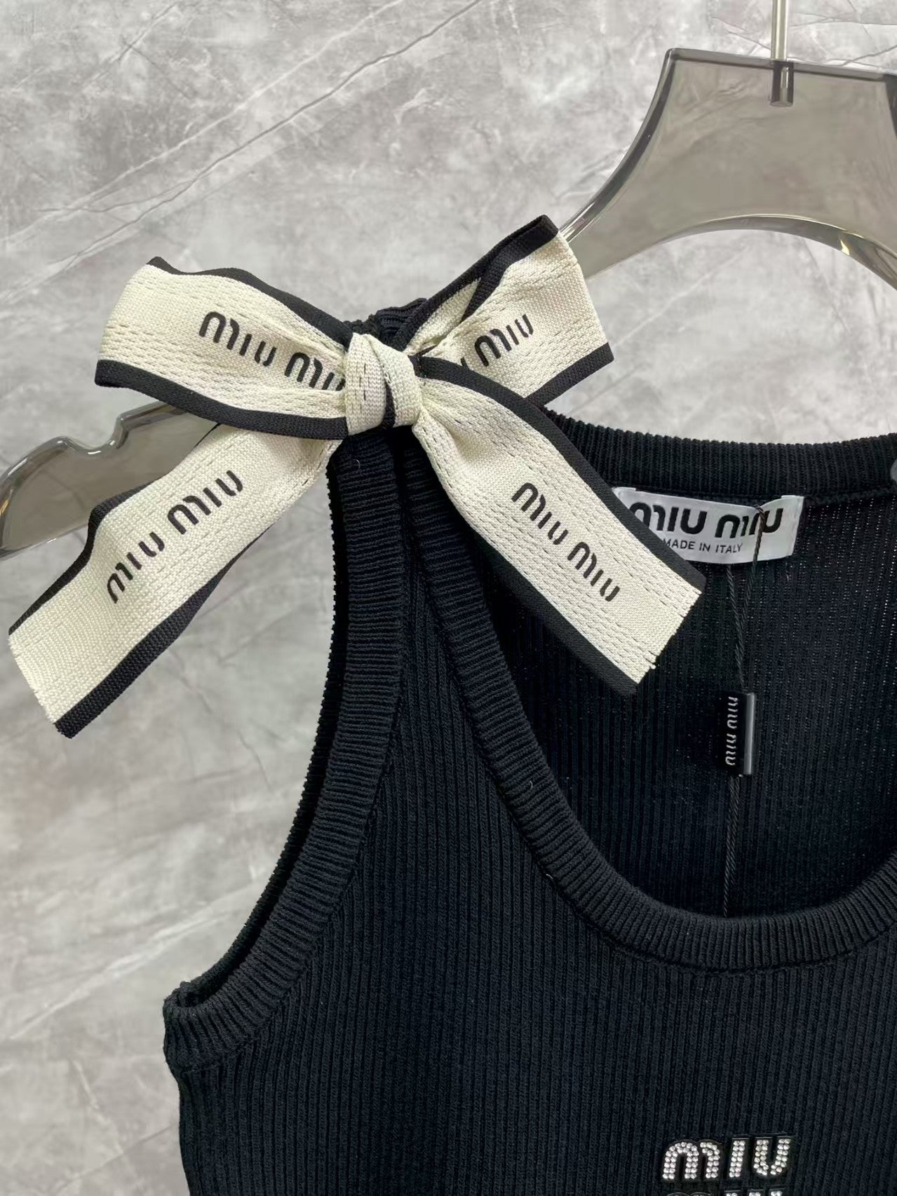 Shoulder strap bow vest